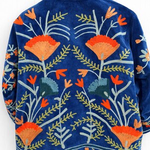 Blaue Samt Suzani bestickte Jacke Handgefertigtes Blumenmuster Bild 6