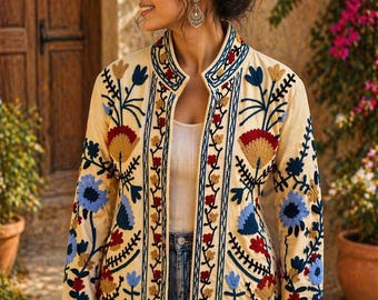 Giacca ricamata Suzani in cotone beige con motivo floreale fatto a mano