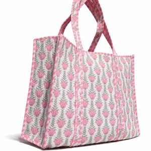 Handtryckt quiltad bomullsväska, rosa blommig reseväska bild 3
