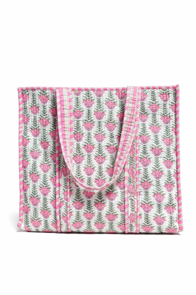 Handtryckt quiltad bomullsväska, rosa blommig reseväska bild 4