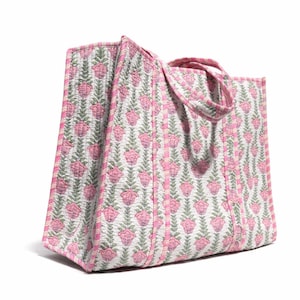 Handtryckt quiltad bomullsväska, rosa blommig reseväska bild 5
