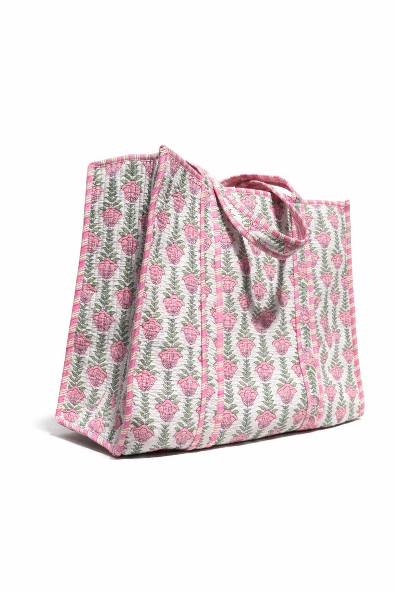 Handtryckt quiltad bomullsväska, rosa blommig reseväska bild 5