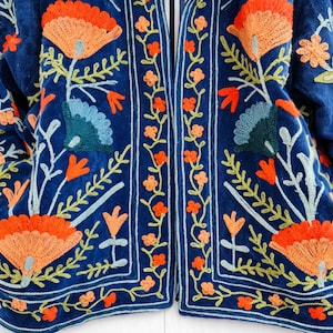 Blaue Samt Suzani bestickte Jacke Handgefertigtes Blumenmuster Bild 7