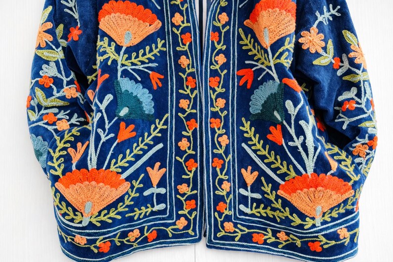Blaue Samt Suzani bestickte Jacke Handgefertigtes Blumenmuster Bild 7
