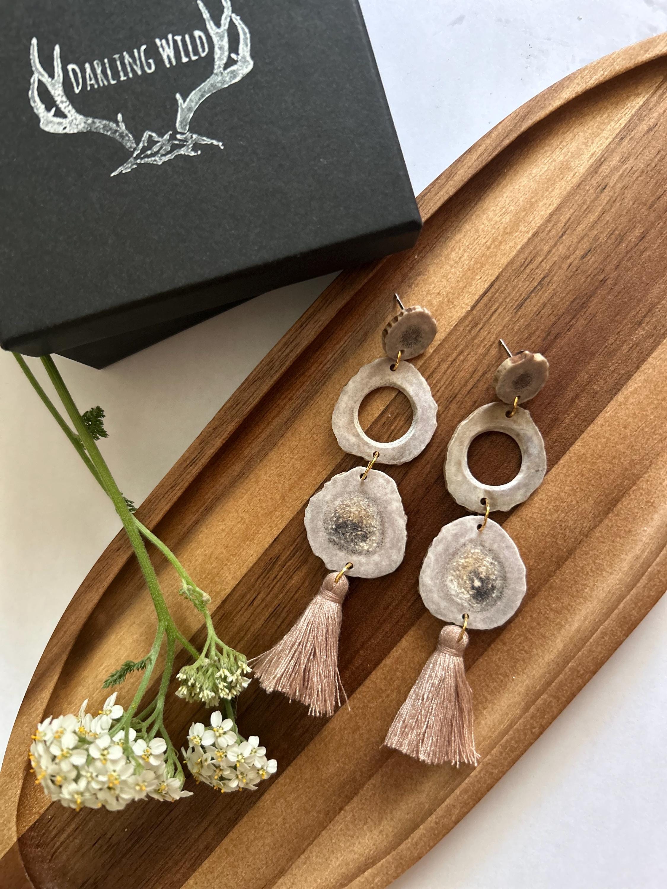 Pendientes de verano, asta auténtica, boda bohemia, estilo campestre, joyería con borlas de algodón, boda rústica, joyería de asta, pendientes de asta