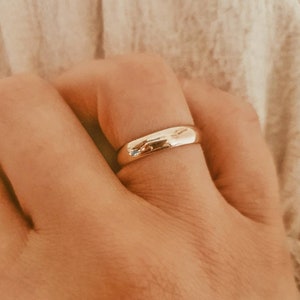 Gouden trouwring | Graveerbare trouwring | Gegraveerde ring | Enkelvoudige bandring | 18K vergulde ring | Gouden bandring | Gravure | HÉLOÏSE-ring