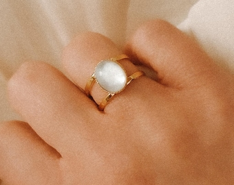 Aquamarine and Mother-of-pearl ring - Gold doublet ring - Fine Stone Ring - Natural stone ring - 14K gold-plated adjustable ring -  APPIA