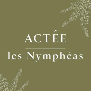 以下が含まれることがあります： 緑色の背景に白い文字で「ACT&Eacute;E les NYMPH&Eacute;AS」と書いてあります。文字はセリフ体です。画像の右上と左下に白い花の模様があります。