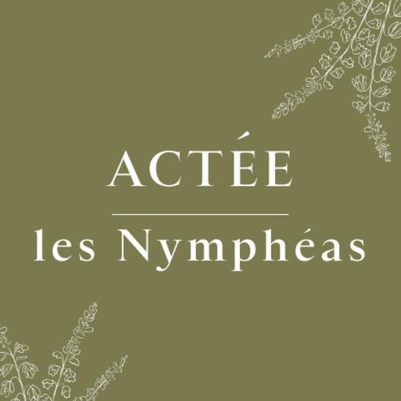 以下が含まれることがあります： 緑色の背景に白い文字で「ACT&Eacute;E les NYMPH&Eacute;AS」と書いてあります。文字はセリフ体です。画像の右上と左下に白い花の模様があります。