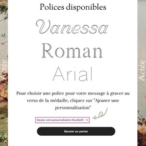 Pu&ograve; includere: Una pagina web bianca con il testo "Polices disponibles" in alto. Sotto il testo ci sono tre stili di font: Vanessa, Roman e Arial. Il testo "Ajouter votre personnalisation (facultatif)" &egrave; in un menu a tendina. Un pulsante che dice "Ajouter au panier" &egrave; in fondo alla pagina.