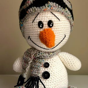Crochet Christmas Snowman: Holiday Decor