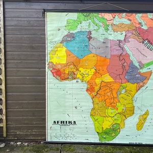 Mappa economica vintage dell'AFRICA, mappa educativa a scorrimento, grafico scolastico degli anni '60 EONOMIA