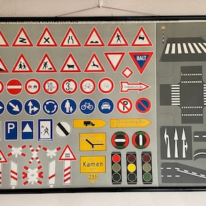 Rare ROAD SIGNS grafico scolastico 1950 sicurezza stradale Lezioni di TRAFFICO Carta educativa tedesca.