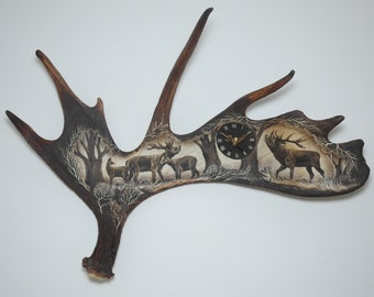 La talla real de astas de alce muestra ciervos rugientes