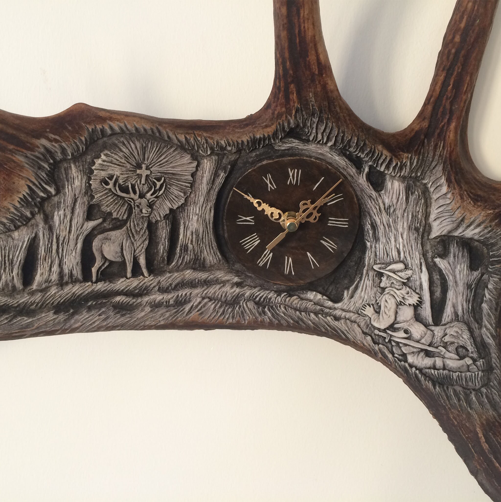 Horloge Murale En Bois Sculpté à La Main - Orignal, Style Art Deco, Piles Incluses (44 X 23 Cm)