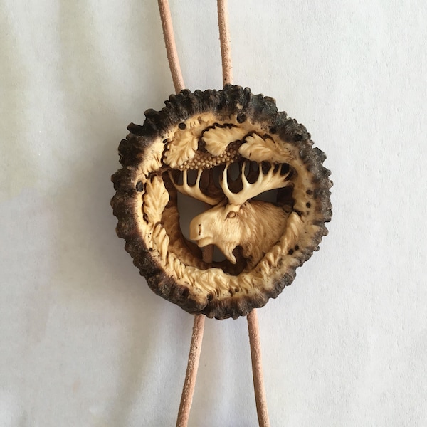 Corbata de bolo de asta con tallado que muestra alces