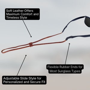 K&ouml;nnte beinhalten: Braunes Leder-Sonnenbrillenband mit verstellbaren Schiebeenden und flexiblen Gummibes&auml;tzen. Das Band ist so konzipiert, dass es zu den meisten Sonnenbrillen passt. "Soft Leather Offers Maximum Comfort and Timeless Style" und "Adjustable Slide Style for Personalized and Secure Fit" sind auf dem Bild zu sehen.