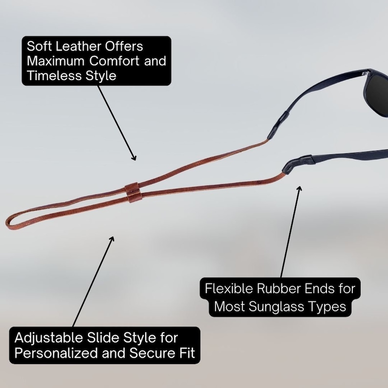 K&ouml;nnte beinhalten: Braunes Leder-Sonnenbrillenband mit verstellbaren Schiebeenden und flexiblen Gummibes&auml;tzen. Das Band ist so konzipiert, dass es zu den meisten Sonnenbrillen passt. "Soft Leather Offers Maximum Comfort and Timeless Style" und "Adjustable Slide Style for Personalized and Secure Fit" sind auf dem Bild zu sehen.