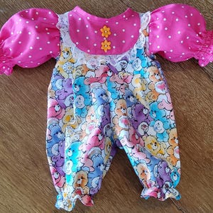 Cabbage Patch Puppenkleidung, neue 16-Zoll-Größe Pink Care Bears Einteiliger in voller Länge gefalteter Strampler / Pantaloom, handgemachte PVC-Puppenkleidung