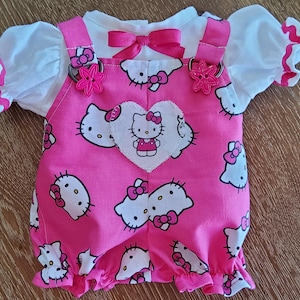 Vêtements de poupée avec écusson chou, chemisier et barboteuse roses Hello Kitty faits main de 40 cm (ensemble de 2 pièces), vêtements de poupée bébé CPK faits maison