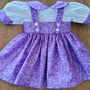 Puede incluir: Un juego de tres tazas de cerámica con un acabado mate moteado. Las tazas son de color crema, gris claro y gris oscuro. Cada taza tiene un diseño simple y minimalista.