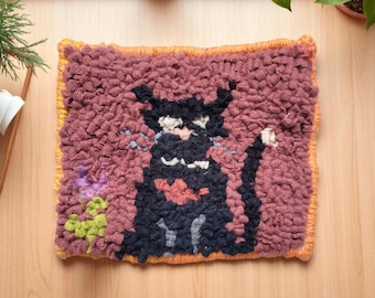 Tappeto fatto a mano con uncinetto: stravagante gatto nero con fiori, decorazione di arte popolare
