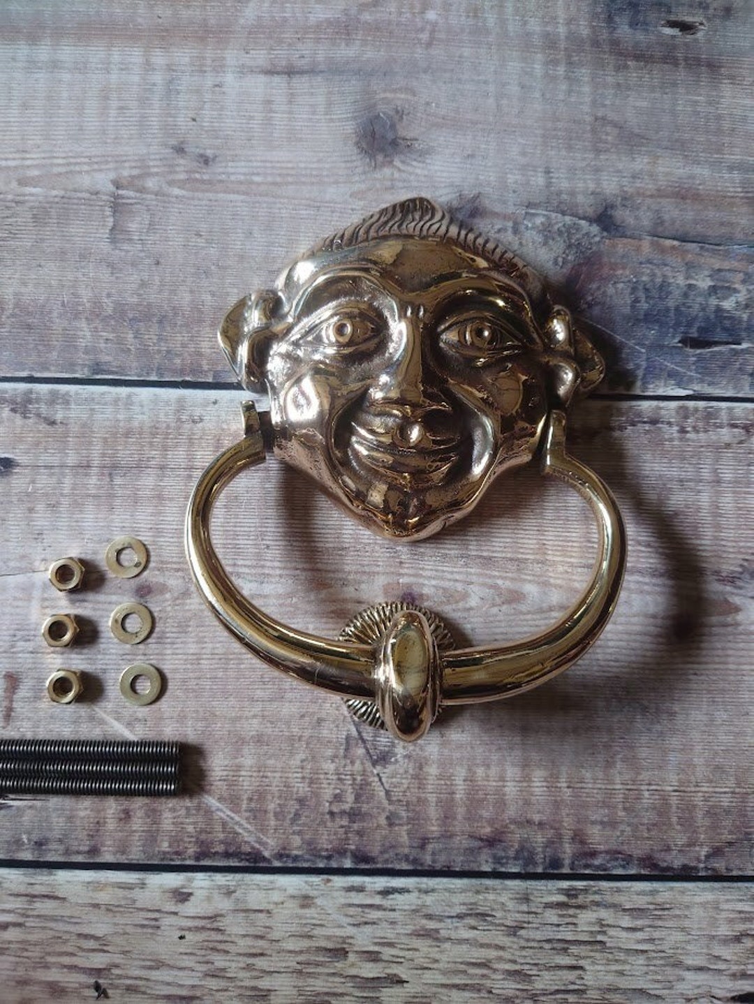ヴィンテージの磨き真鍮製ドアノッカー - 重厚なヴィンテージ