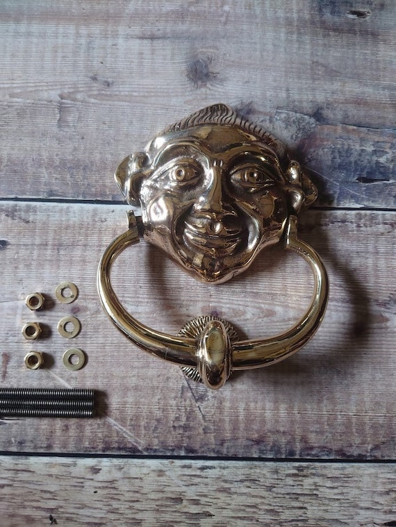 ヴィンテージの磨き真鍮製ドアノッカー - 重厚なヴィンテージ