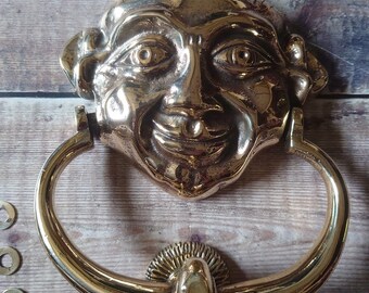 ヴィンテージの磨き真鍮製ドアノッカー - 重厚なヴィンテージ