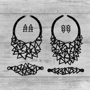 Puede incluir: Un diseño de archivo de corte digital para un collar y aretes geométricos. El collar está hecho de una serie de triángulos y los aretes son triángulos simples. El diseño es en blanco y negro.