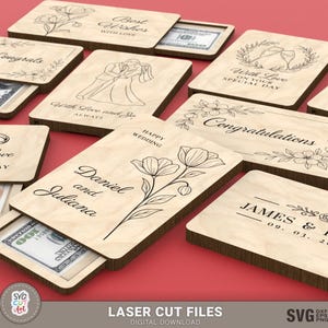 Puede incluir: Una colección de portamonedas de madera cortados con láser con varios diseños y textos grabados. Los diseños incluyen motivos florales, parejas de boda y mensajes de felicitación. Algunos portamonedas revelan dinero.
