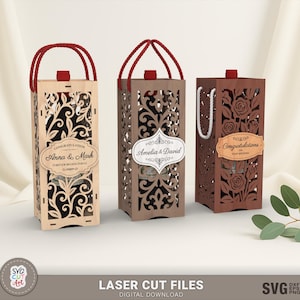 Op de afbeelding: Drie lasergesneden houten wijnfleshouders met decoratieve uitsparingen en rode touwhandvatten. Elke houder heeft een andere kleur en een ander ontwerp, met labels met de tekst "Gefeliciteerd" en namen. De tekst "LASER CUT FILES DIGITAL DOWNLOAD" is ook aanwezig.