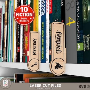 Może przedstawiać: Drewniane separatory do książek z napisem "Mystery" z ikoną klucza i "Fantasy" z ikoną smoka. Widoczny jest czerwony okrąg z napisem "10 Fiction book dividers". Separatory znajdują się na półce z różnymi książkami.