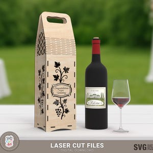 Può includere: Una scatola regalo in legno per bottiglia di vino con manico, tagliata al laser con un design a vite e uva, e le parole "Congratulations on your Wedding". Una bottiglia di vino rosso e un bicchiere da vino sono accanto alla scatola.