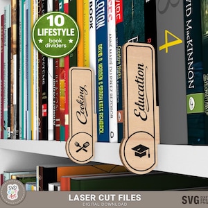 Puede incluir: Separadores de libros de madera con las palabras "Cooking" y "Education". Los separadores están en un estante con libros. Una pegatina verde y blanca dice "10 Lifestyle book dividers".