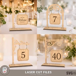 Può includere: Un set di quattro segnatavolo in legno chiaro con design tagliati al laser. Ogni segnatavolo include una base, un supporto decorativo e una targhetta sospesa che mostra la parola Welcome o i numeri 7, 5 e 40 in un carattere scuro.