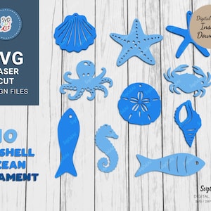 Puede incluir: Una colección de diez adornos azules cortados con láser con temática de conchas marinas y océano. Los diseños incluyen una estrella de mar, un cangrejo, un caballito de mar, un pez y formas de conchas marinas. El texto "SVG Laser Cut Design Files" y "Seashell Ocean Ornament" también es visible.