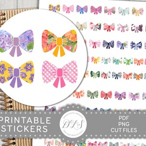 Op de afbeelding: Printbare stickers met kleurrijke strik ontwerpen. De strikken hebben bloemen-, ruit- en patroondetails in verschillende kleuren. De afbeelding bevat ook de tekst "Printable Stickers" en "PDF PNG Cut Files."