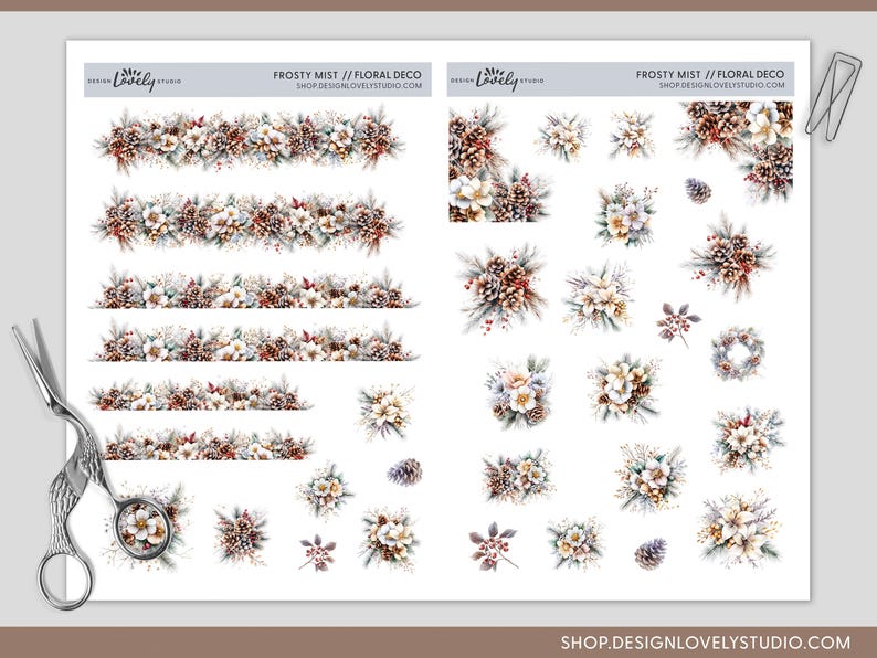 Pode incluir: Duas folhas de autocolantes de decora&ccedil;&atilde;o floral com o texto "Frosty Mist // Floral Deco" e "Shop Design Lovely Studio.com". Os autocolantes apresentam ilustra&ccedil;&otilde;es em aquarela de flores de inverno, pinhas e vegeta&ccedil;&atilde;o em tons de branco, castanho e vermelho.
