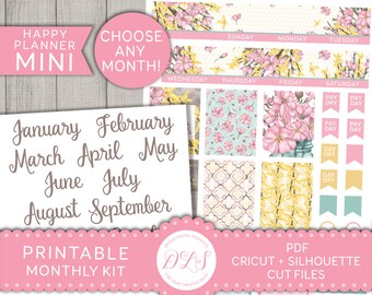 Può includere: Adesivi per planner stampabili con motivi floreali in rosa, giallo e verde. Gli adesivi includono un calendario con i giorni della settimana, il giorno di paga, il giorno libero e le etichette dei mesi da gennaio a settembre. Il testo "Happy Planner Mini Choose Any Month!" è in alto nell'immagine. Il testo "Printable Monthly Kit" è in basso nell'immagine.