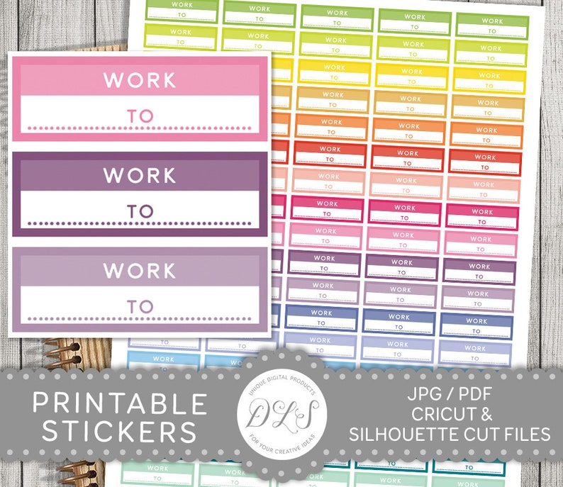 Puede incluir: Pegatinas imprimibles con el texto "Work To" en tres colores diferentes: rosa, morado y gris. Las pegatinas est&aacute;n dispuestas en una fila vertical. El fondo es un patr&oacute;n de veta de madera. La imagen tambi&eacute;n incluye una hoja de pegatinas de colores con el texto "Work To" en varios colores.