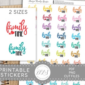 Puede incluir: Pegatinas imprimibles con el texto "family time" en varios colores y fuentes. Las pegatinas están disponibles en dos tamaños y en una variedad de colores, incluyendo rojo, azul, verde, amarillo y morado.
