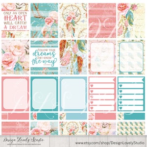 K&ouml;nnte beinhalten: Ein Set mit 16 digitalen Planer-Stickern im Boho-Stil in den Farben Rosa, Blau und Wei&szlig;. Die Sticker beinhalten Zitate, Federn, Traumf&auml;nger und florale Designs. Der Text auf den Stickern lautet "Only an open heart will catch a dream" und "Follow your dreams that know the way".