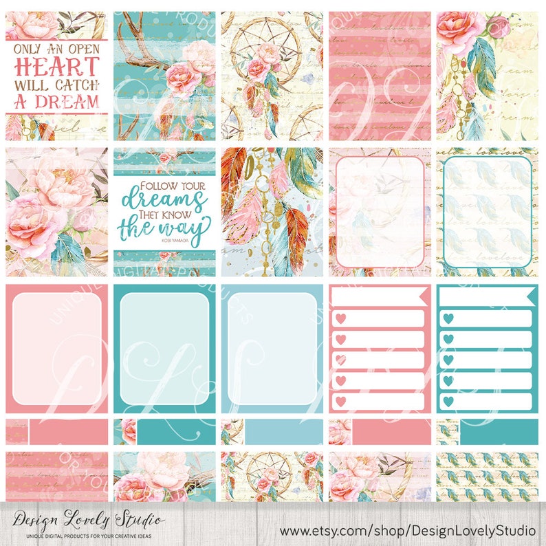 K&ouml;nnte beinhalten: Ein Set mit 16 digitalen Planer-Stickern im Boho-Stil in den Farben Rosa, Blau und Wei&szlig;. Die Sticker beinhalten Zitate, Federn, Traumf&auml;nger und florale Designs. Der Text auf den Stickern lautet "Only an open heart will catch a dream" und "Follow your dreams that know the way".