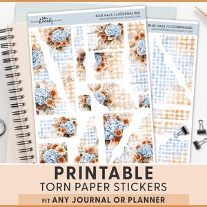 Puede incluir: Un conjunto de pegatinas imprimibles de papel rasgado con diseños florales y de cuadros. Las pegatinas presentan hortensias azules y están diseñadas para el journaling y la planificación. También hay un cuaderno de espiral, unas tijeras y una taza de café.