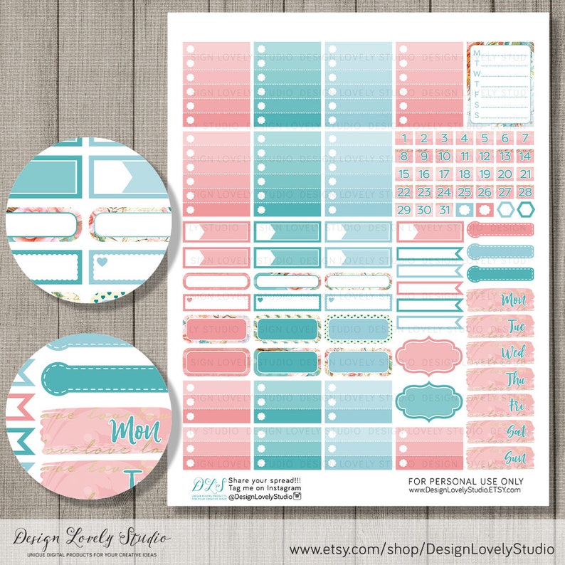 K&ouml;nnte beinhalten: Ein Satz bedruckbarer Planer-Aufkleber mit einem floralen Design in Rosa und Blau. Die Aufkleber umfassen K&auml;stchen, Kreise, Banner und Wochentage. Der Text "Design Lovely Studio" erscheint am unteren Rand des Bildes.