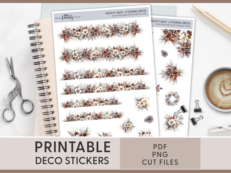 Pode incluir: Autocolantes decorativos imprim&iacute;veis com desenhos florais, incluindo flores brancas, pinhas castanhas e folhas verdes. Os autocolantes est&atilde;o dispostos em bordas horizontais e arranjos florais. Um caderno, uma tesoura e uma ch&aacute;vena de caf&eacute; tamb&eacute;m est&atilde;o presentes.