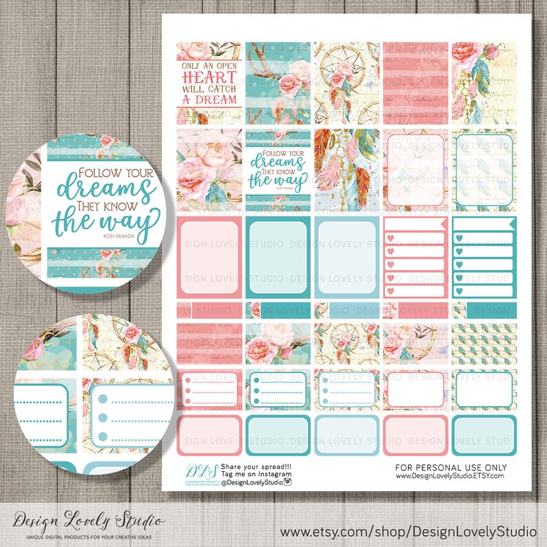 K&ouml;nnte beinhalten: Ein Satz von 18 druckbaren Planer-Aufklebern mit einem Boho-Thema mit Traumf&auml;ngern, Federn, Blumen und inspirierenden Zitaten. Die Aufkleber sind in den Farben Rosa, Blau und Wei&szlig;.