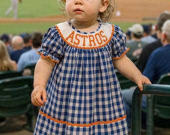 ¡Atención, fans de los Astros! ¡H-Town, orgullosos! Tenemos el vestido Astro más bonito, fruncido a mano.