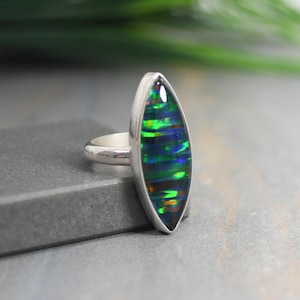 Aurora Opal Ring, Größe 6, schillernde Multi-Farben, Lab erstellt Opal, rechteckige Form, Sterling Silber, handgemachter Ring